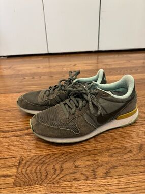 Nike Olive Green Internationalist Retro Runner Sneakers - Size 7.5